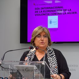 La concejal de Igualdad de Granada, Ana Muñoz, presenta los actos con motivo del 25N, en imagen de archivo