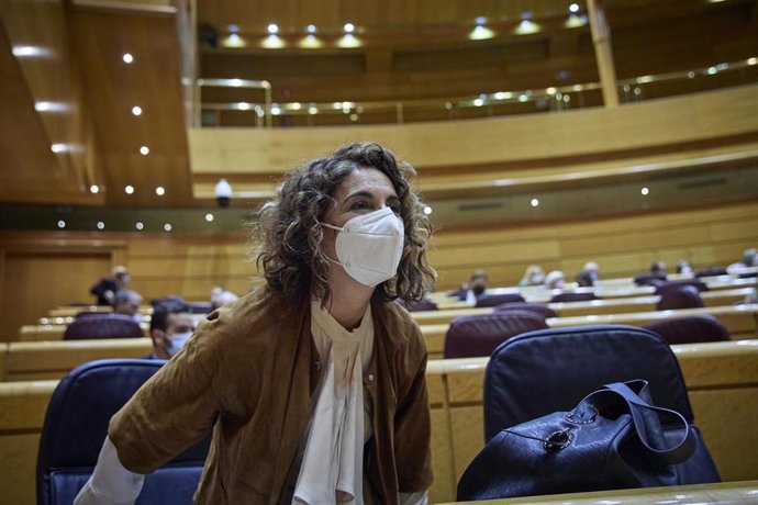 La ministra de Hacienda, María Jesús Montero, en una sesión de control al Gobierno en el Senado, a 16 de noviembre de 2021, en Madrid (España). Los grupos parlamentarios cuestionan al Gobierno en este pleno sus planteamientos para la renovación de los ó