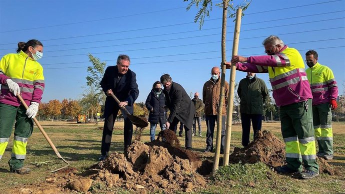 El alcalde de Sevilla, Juan Espadas, y el delegado de Transición Ecológica, David Guevara, han iniciado la campaña de plantaciones en el Parque Vega de Triana.