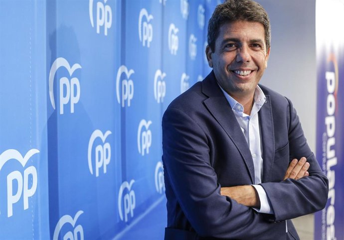 Archivo - El presidente del PP de la Comunitat Valenciana, Carlos Mazón, posa tras una entrevista con Europa Press, a 22 de septiembre de 2021, en Valencia, Comunidad Valenciana, (España).