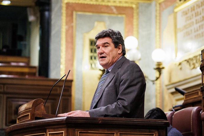 El ministro de Inclusión, Seguridad Social y Migraciones, José Luis Escrivá, interviene en una sesión plenaria en el Congreso de los Diputados, a 24 de noviembre de 2021, en Madrid, (España). El proyecto de Presupuestos Generales del Estado de 2022 afro