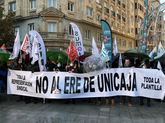 Trabajadores de Unicaja protestan en Valladolid.