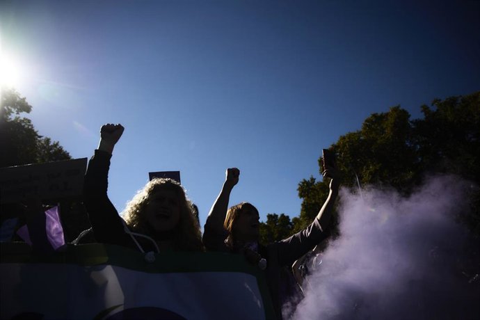 Archivo - Varias personas participan en una manifestación a favor de los derechos de la mujer.