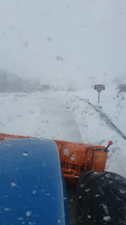 Una máquina quitanieves trabaja en el Alto de la Pradilla en La Rioja