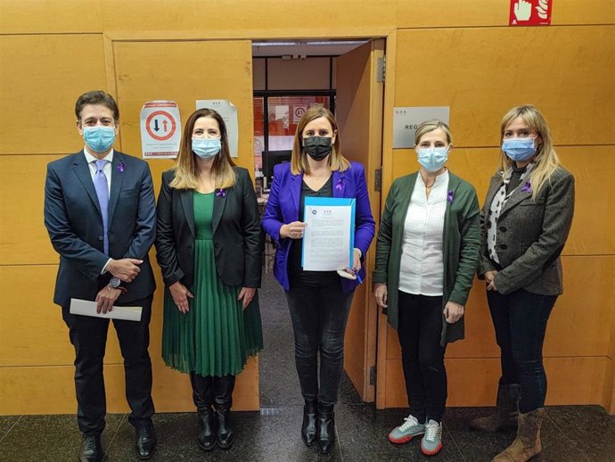 (I-D) José Juan Zaplana, Marisa Mezquita, María José Catalá, Elena Bastidas Y Verónica Marcos Presentan Una PNL Del PP.