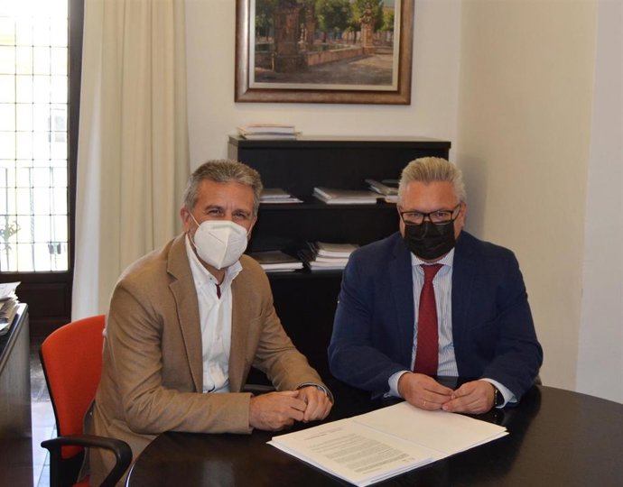 El responsable de Recursos Humanos de la Diputación provincial, Esteban Morales (dcha.), y el presidente del IPBS, Francisco Ángel Sánchez.