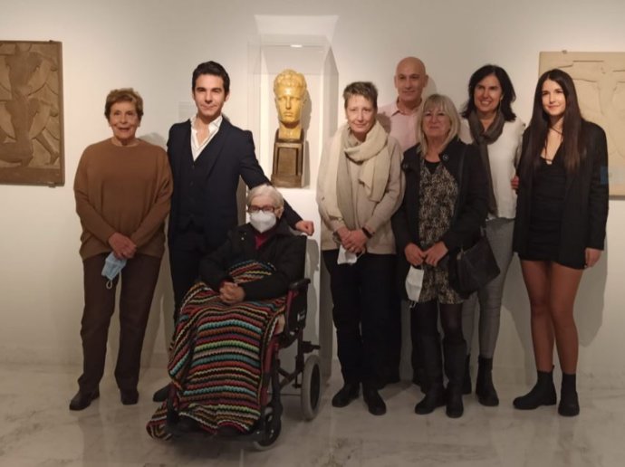 Presentación del nuevo espacio con la obra escultórica de Ricardo Boix en el Museo de Bellas Artes de Valencia. Junto al 'Retrato de José Ferrer Mangrina', familiares del retratado y la hija del escultor.