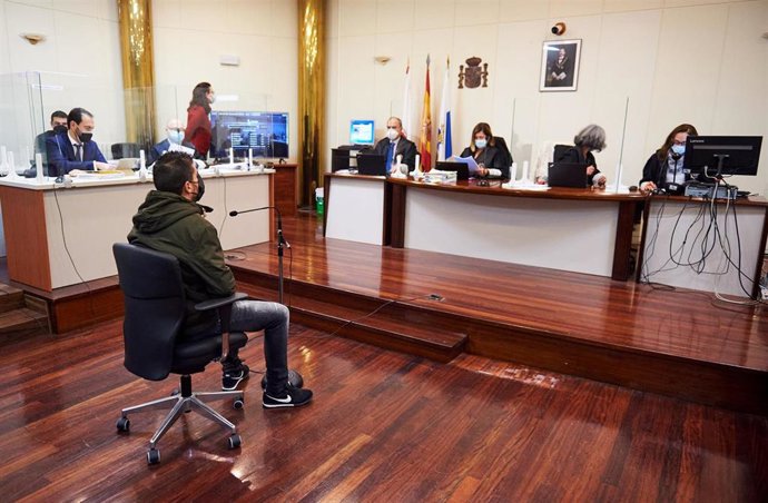 El conductor acusado por el accidente mortal de la rotonda de Corbán (Santander), durante un juicio en la Audiencia Provincial de Santander, a 23 de noviembre de 2021, en Santander, Cantabria (España). 