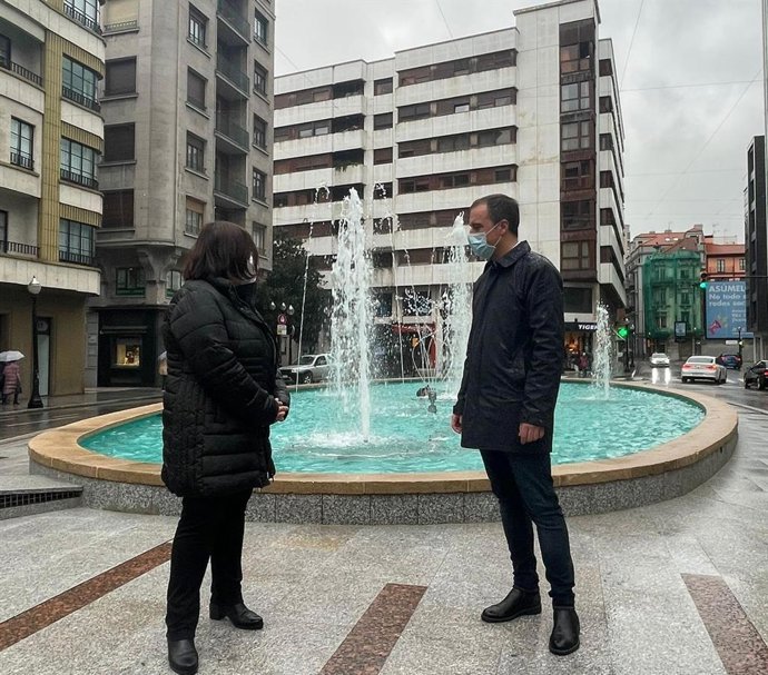 Los concejales Natalia González y Olmo Ron, del Ayuntamiento de Gijón, durante la inauguración de la fuente de la plaza del Carmen (Gijón)