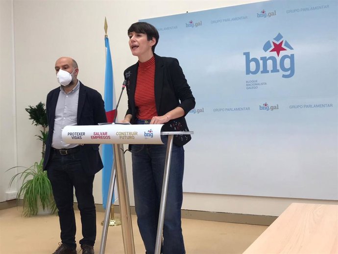 La portavoz nacional del BNG, Ana Pontón, junto al diputado en el Congreso, Néstor Rego, en rueda de prensa para presentar las enmiendas a los presupuestos generales del estado