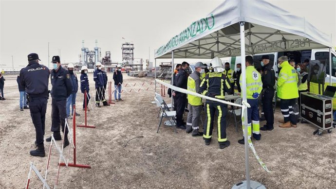 Más de 70 efectivos movilizados por el servicio Emergencias 112 Andalucía para un simulacro de escape de gasta en la planta termosolar de Écija, en Sevilla.
