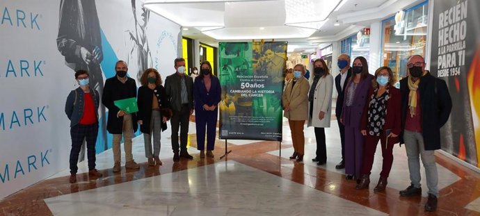 La muestra fotográfica recoge los avances científicos más importantes que han contribuido a mejorar la vida de las personas, gracias a la apuesta de la AECC por la investigación contra el cáncer.
