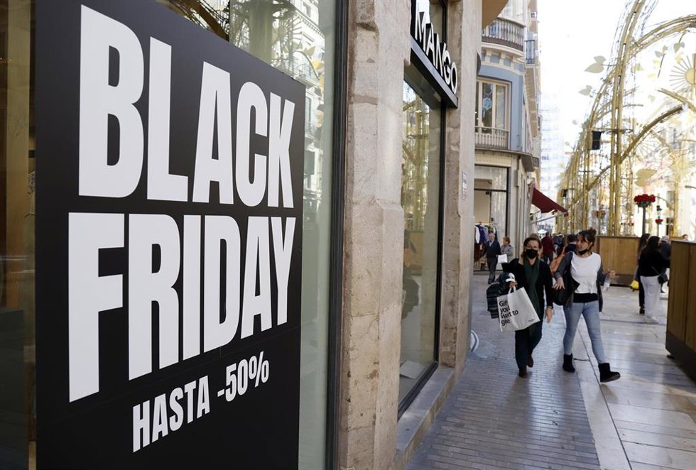 Comerciantes anuncian en sus escaparates los descuentos por comprar en la semana del Black Friday  a 23 de noviembre del 2021. Málaga (Andalucía). Aunque el día oficial del Black Friday sea el próximo viernes 26 de noviembre, las ofertas empiezan días a