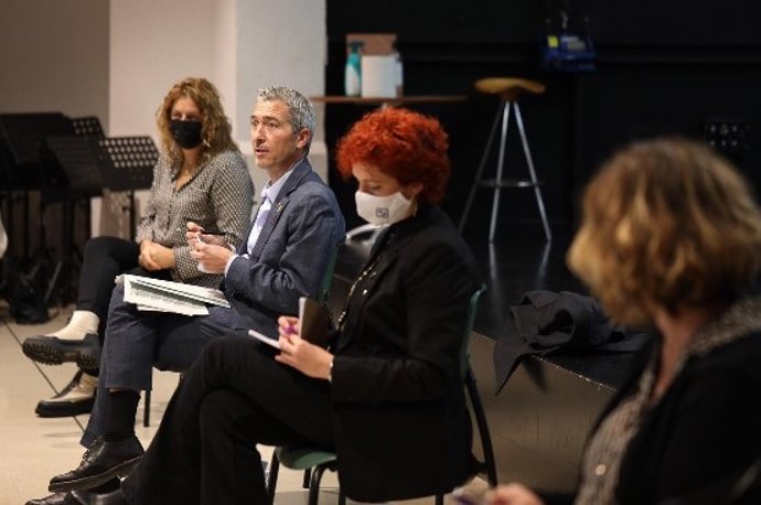 El conseller Josep Gonzlez-Cambray reunido con las direcciones de Vilanova i la Geltrú