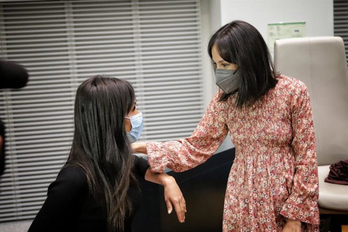 Archivo - La vicealcaldesa de Madrid, Begoña Villacís, junto a Mercedes González, quien tomará posesión como delegada del Gobierno en Madrid