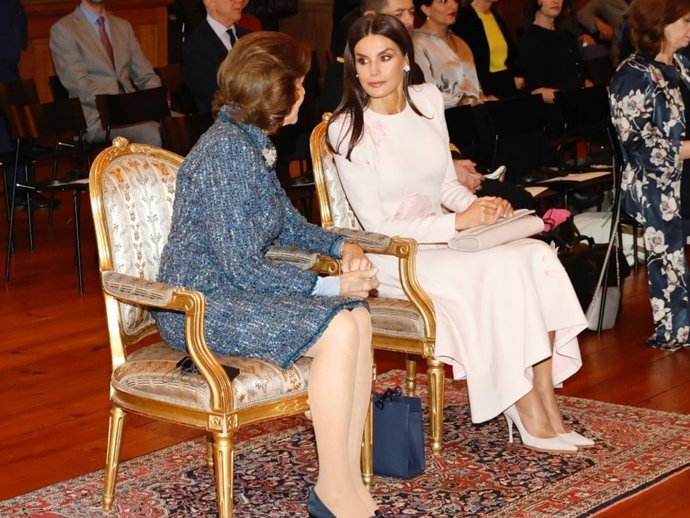 La Reina Letizia con la Reina Silvia de Suecia en la biblioteca Bernardotte