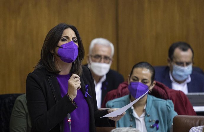 La portavoz del grupo parlamentario PSOE-A, Ángeles Férriz (i)durante su intervención en la sesión de control al Gobierno con preguntas al presidente de la Junta, en la segunda jornada del Pleno del Parlamento de Andalucía. A 25 de noviembre de 2021, en