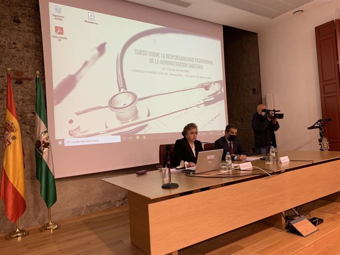 Los presidentes del Consejo Consultivo de Andalucía, María Jesús Gallardo, y del TSJA, Lorenzo del Río, asisten a la inauguración de las jornadas 'La responsabilidad patrimonial de la administración sanitaria'.