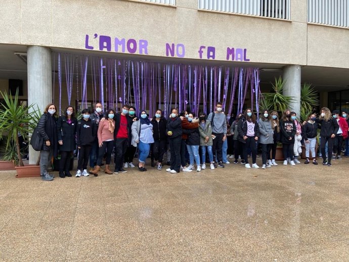 Minuto de silencio por el 25N en el IES Ses Estancions de Palma.