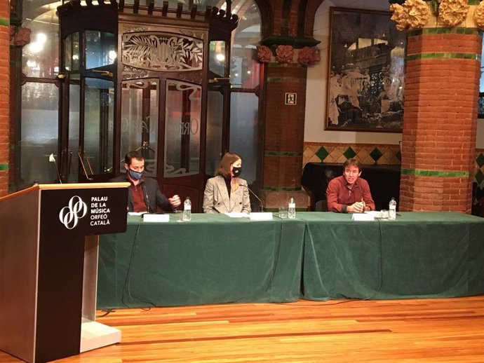 La directora artística adjunta del Palau de la Música Catalana, Mercedes Conde; el director general de la Fundació pera a Catalunya, Oscar Lancuza, y el director de los conciertos, Xavier Puig, presentan los conciertos.