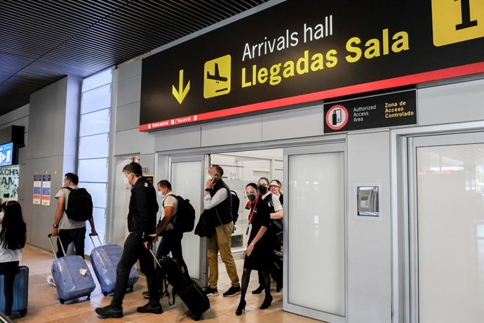 Archivo - Varios pasajeros llegan a la terminal T1 del Aeropuerto Adolfo Suárez Madrid-Barajas, en Madrid (España). 