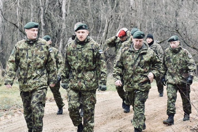 Soldados estonios desplazados en la frontera entre Polonia y Bielorrusia