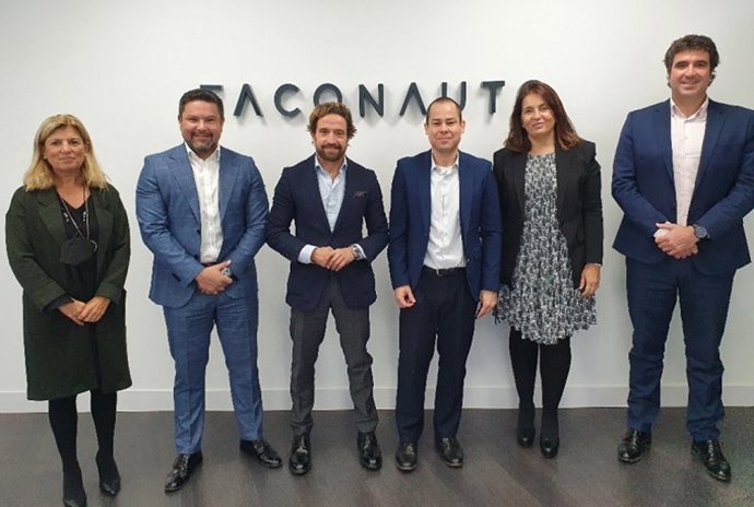 Foto oficial del acuerdo. De izq a dcha: Marta Blázquez (Faconauto); Renzo Rocal (Enterprise España); Gerardo Pérez (Faconauto); Carlos Eduardo Fernández (Enterprise); Montse Martínez (Faconauto) y Carlos Palazuelos (Enterprise)