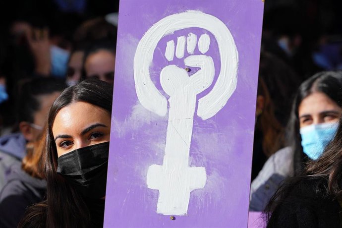 Una alumna con un cartel feminista durante una sentada de alumnas de la Universidad de Santiago con carteles de mensajes feministas, contra un estudiante que tiene varias denuncias de acoso en las inmediaciones de la Facultad de Ciencias Políticas de la