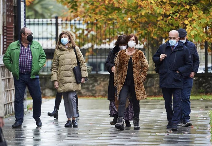 La exalcaldesa de Santoña Puerto Gallego (c) a su llegada acompañada de un abogado de la defensa al juicio por prevaricación administrativa, en el Juzgado de lo Penal Uno de Santander, a 15 de noviembre de 2021, en Santander, Cantabria, (España).