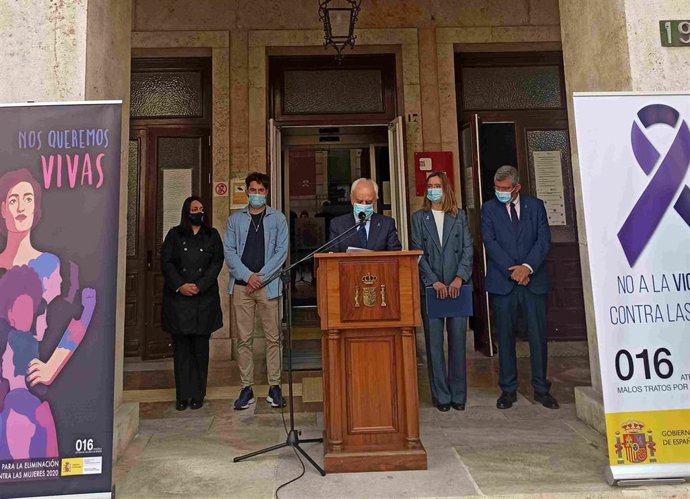 El subdelegado de Gobierno en Almería hace lectura del manifiesto con motivo del 25N