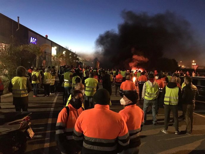 Archivo - Huelga celebrada este lunes en la planta Pilkington Sagunto