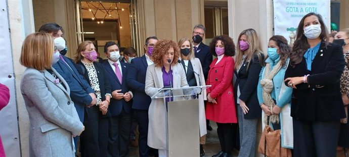 Autoridades institucionales en la lectura del Manifiesto 25N a las puertas de la Diputación de Huelva.