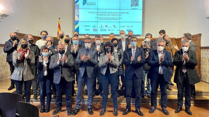 Representantes de administración, empresas y centros de investigación que impulsan el Centro de Innovación Digital Agroalimentario y Forestal de Catalunya.