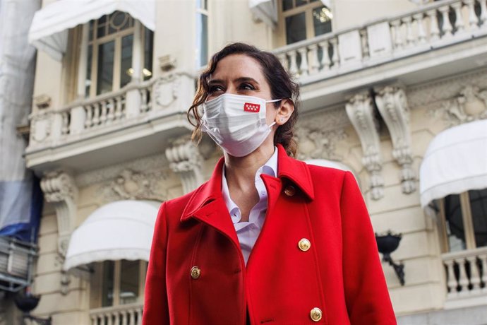 La presidenta de la Comunidad de Madrid, Isabel Díaz Ayuso, a su llegada a un encuentro con los miembros de la Junta de Gobierno de la Cámara de Comercio de Estados Unidos en España, en el Hotel Westin Palace, a 25 de noviembre de 2021, en Madrid (Españ