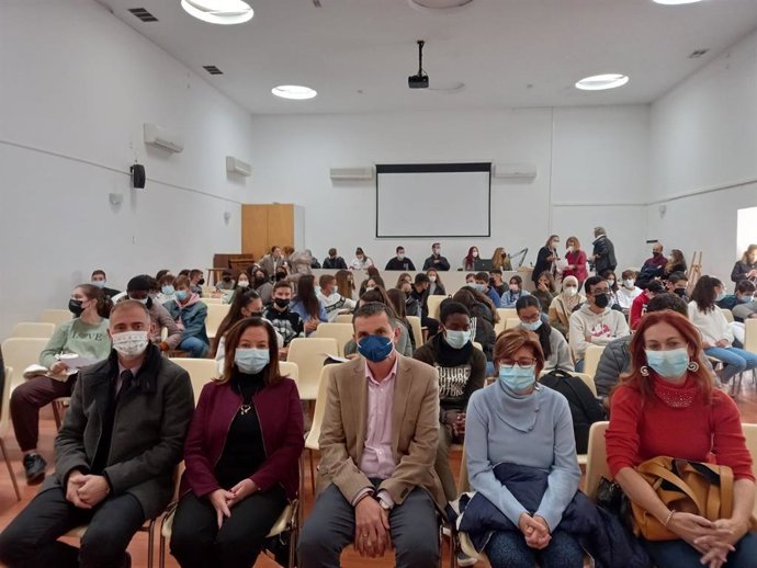 Jiménez visita el aula de teatro del IES Sol de Portocarrero en Almería