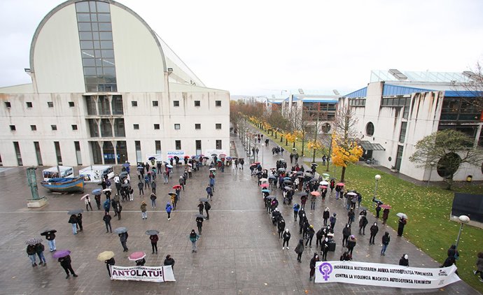 Concentración en la UPNA por el 25N.