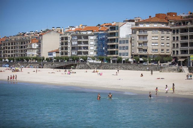 Archivo - Varias personas disfrutan de la playa de Sanxenxo, a 4 de junio de 2021, en Sanxenxo, Pontevedra, Galicia, (España). El aumento de las temperaturas y la progresiva mejora de la situación epidemiológica ha colaborado en que los gallegos comiencen