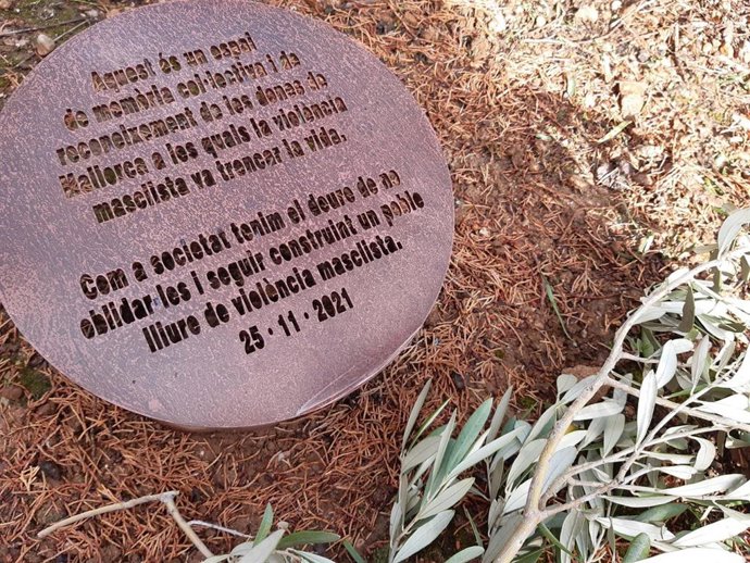 Memorial a las víctimas de la violencia machista en Raixa.