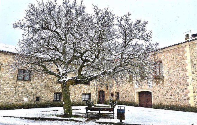 Una plaza del municipio de Medinaceli cubierta de nieve, a 23 de noviembre de 2021, en Medinaceli, Soria, Castilla y León (España). Castilla y León y Castilla La-Mancha son dos de las seis comunidades que se encuentran en alerta naranja por lluvia, vien