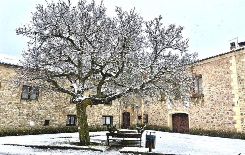 Una plaza del municipio de Medinaceli cubierta de nieve, a 23 de noviembre de 2021, en Medinaceli, Soria, Castilla y León (España). Castilla y León y Castilla La-Mancha son dos de las seis comunidades que se encuentran en alerta naranja por lluvia, vien
