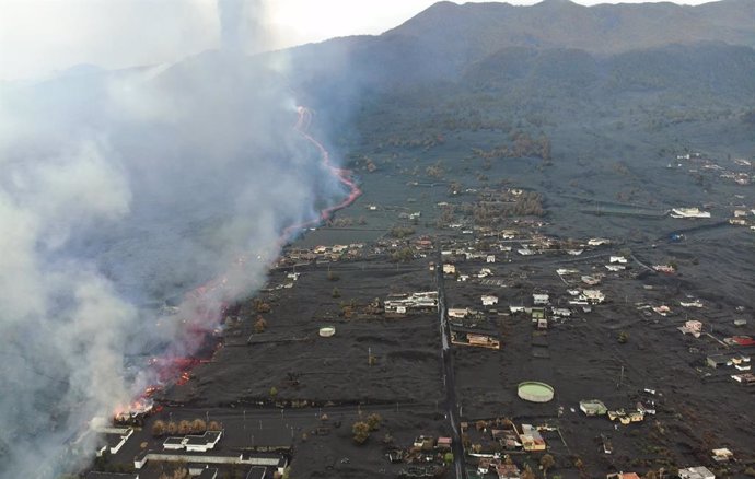 La lava del volcán de La Palma sepulta el cementerio de Las Manchas
