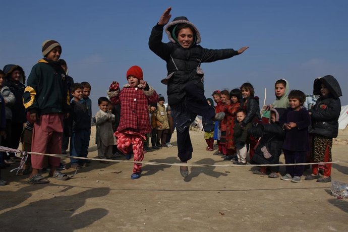 Niños jugando en un campo de desplazados en Mazar-i-Sharif, Afganistán.