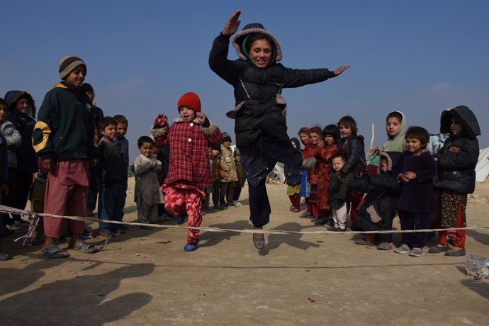 Niños jugando en un campo de desplazados en Mazar-i-Sharif, Afganistán