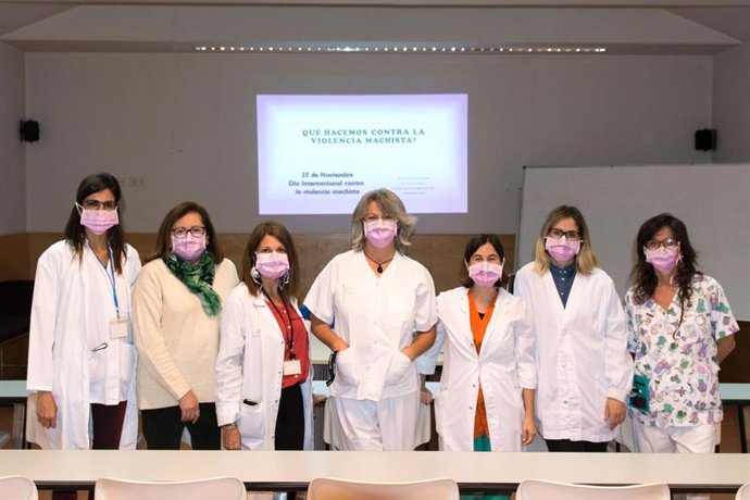 Profesionales de Son Lltzer encargadas de los talleres de la Comisión de Violencia Machista del hospital.