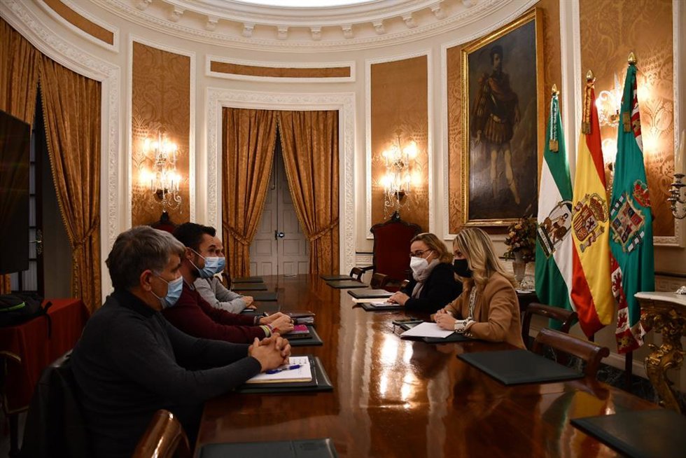 Encuentro mantenido entre la responsable de Desarrollo Democrático de Diputación de Cádiz, Lucía Trujillo, y el delegado de Memoria Democrática del Ayuntamiento de la capital gaditana, Martín Vila.