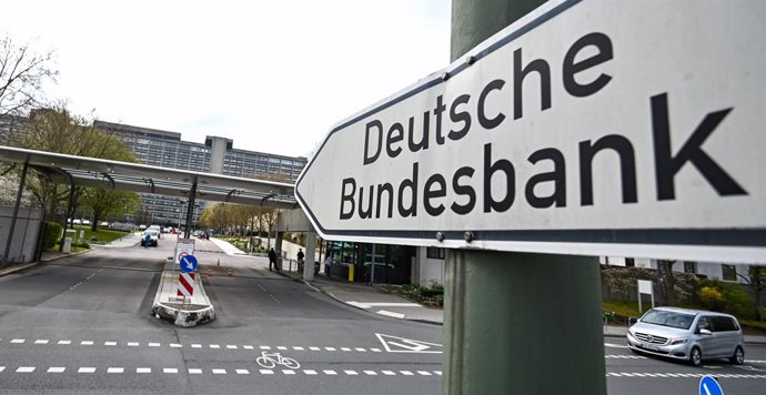 Archivo - 19 April 2021, Hessen, Frankfurt_Main: A signpost with the words "Deutsche Bundesbank" stands outside the main gate of the Bundesbank's headquarters in Frankfurt am Main. The German central bank has published its latest monthly report on Monda