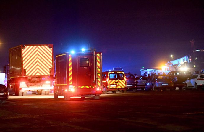 24 November 2021, France, Calais: Fire brigade vehicles arrive at Calais port after at least 27 migrants died when their boat sank off the coast of Calais. Photo: Francois Lo Presti/AFP/dpa