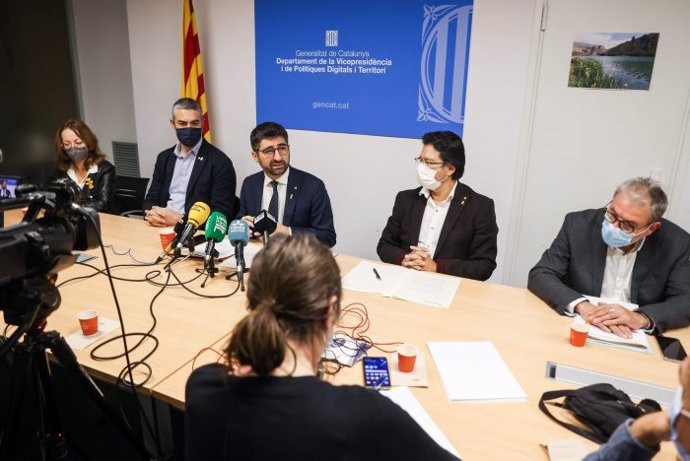 El vicepresidente Jordi Puigneró este jueves en Lleida con el delegado del Govern Bernat Solé y cargos de su Conselleria