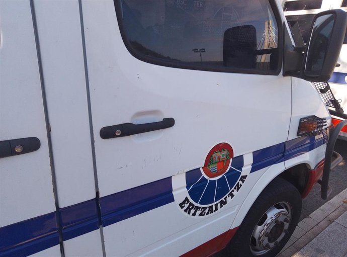 Archivo - Arrestados tres jóvenes en Bilbao por cruzar contenedores y lanzar botellas contra la Ertzaintza y Policía local