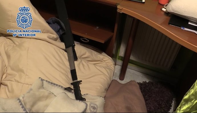 Hallan armas blancas e indicios en las casas de los supuestos asesinos del rapero Isaac, apuñalado en julio en Madrid